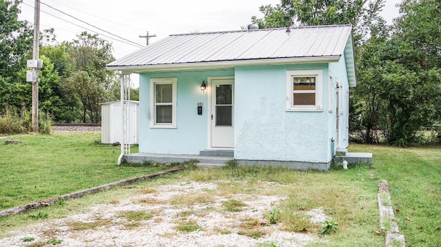 view of front of house featuring a front yard