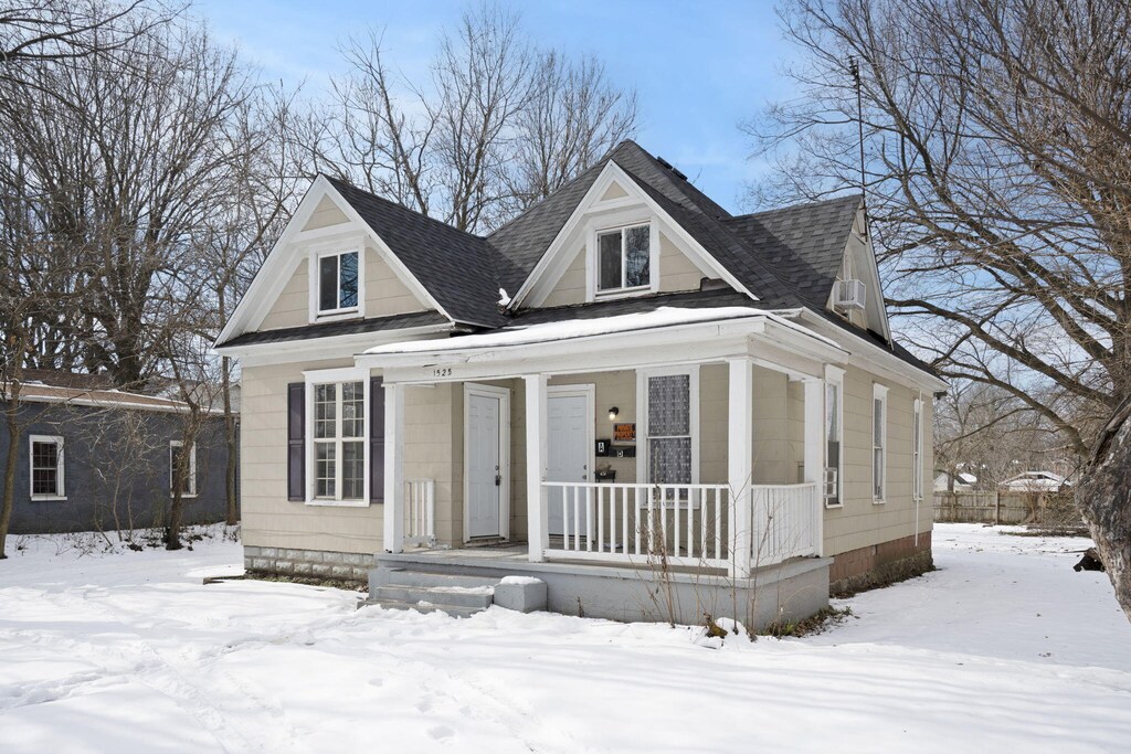 view of front of property with covered porch