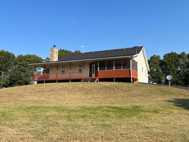 view of front of property featuring a front yard