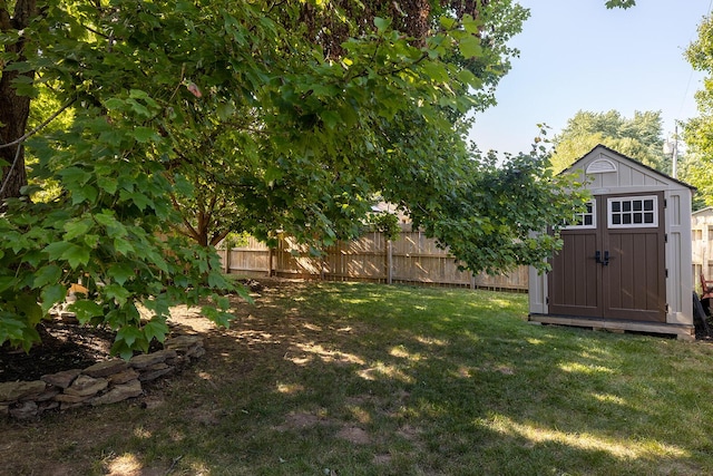 view of yard featuring a storage shed