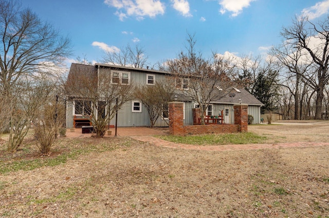 view of front of property featuring a front yard