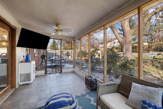 sunroom featuring ceiling fan