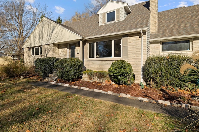 view of front of property featuring a front yard