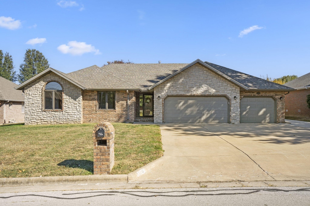 view of front facade featuring a front lawn and a garage