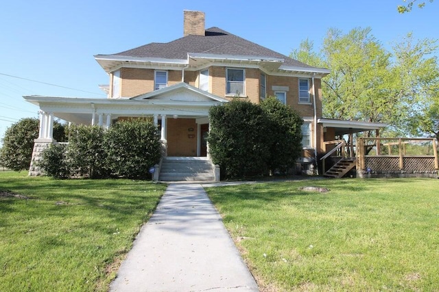 view of front facade with a front lawn