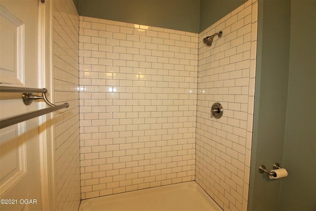 bathroom featuring tiled shower