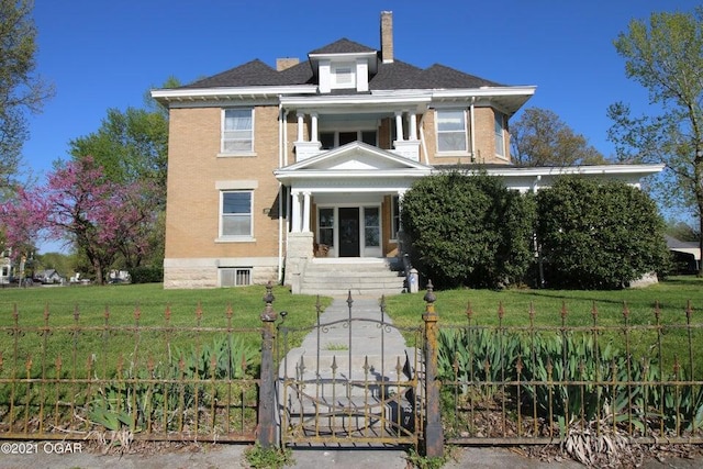 view of front facade with a front yard