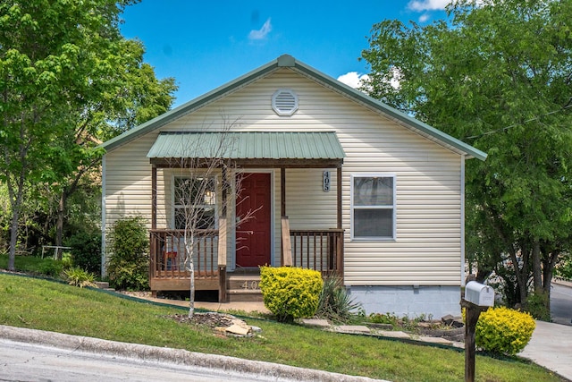 bungalow featuring a front lawn