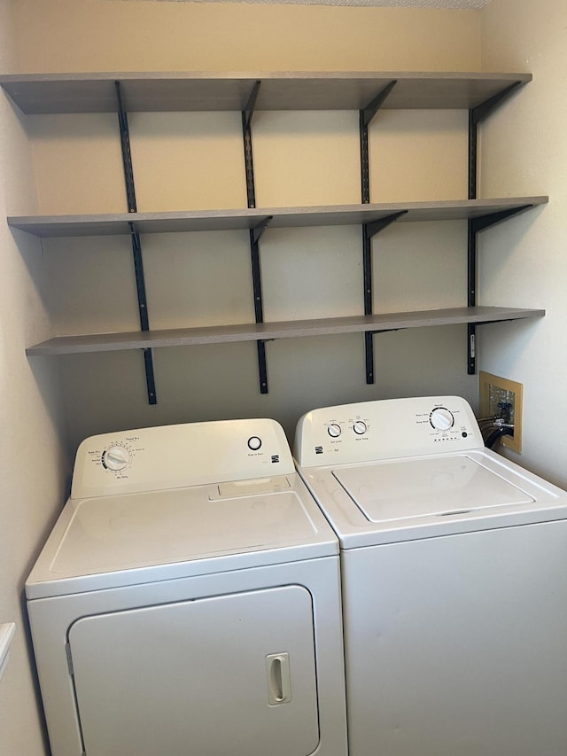 washroom featuring washing machine and clothes dryer