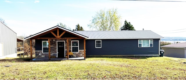 view of front of home featuring a front yard