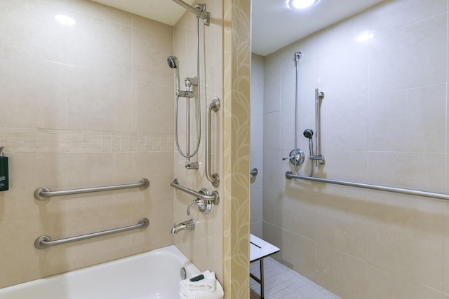 bathroom featuring tiled shower / bath