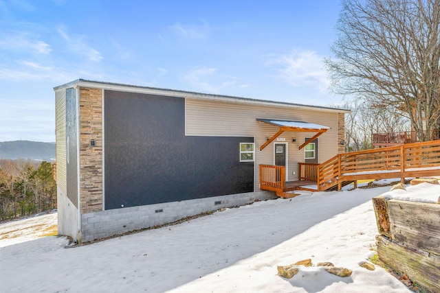 view of front facade featuring a wooden deck