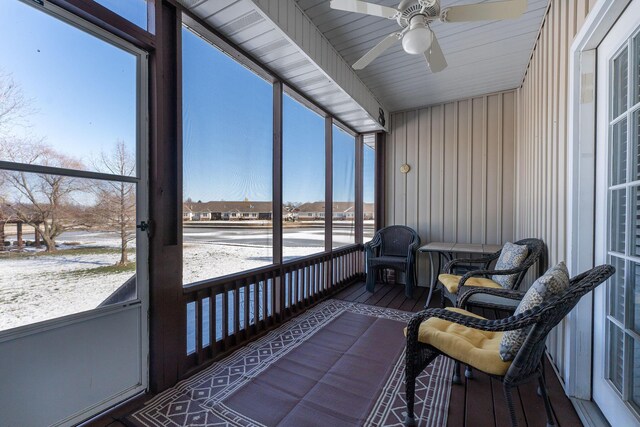 sunroom featuring ceiling fan