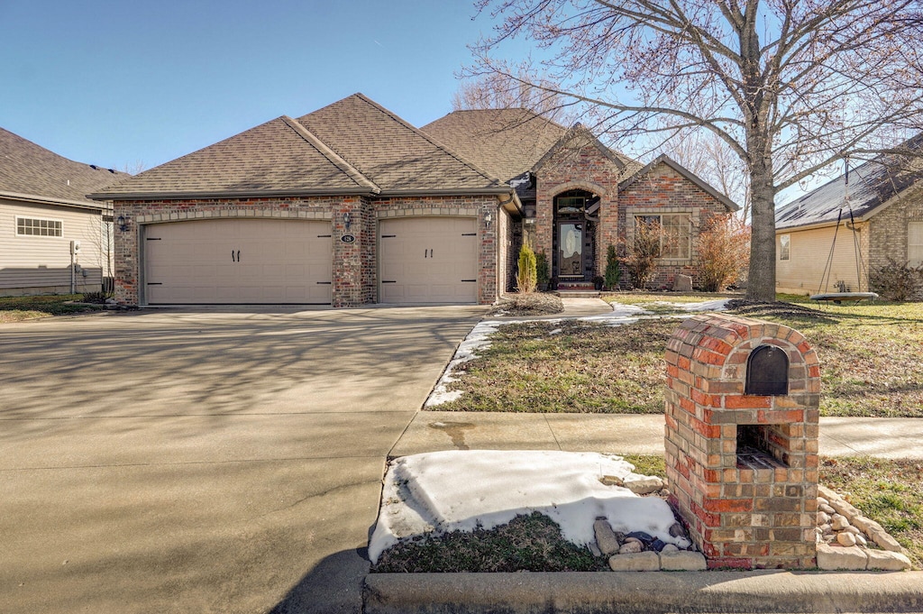 view of front facade featuring a garage