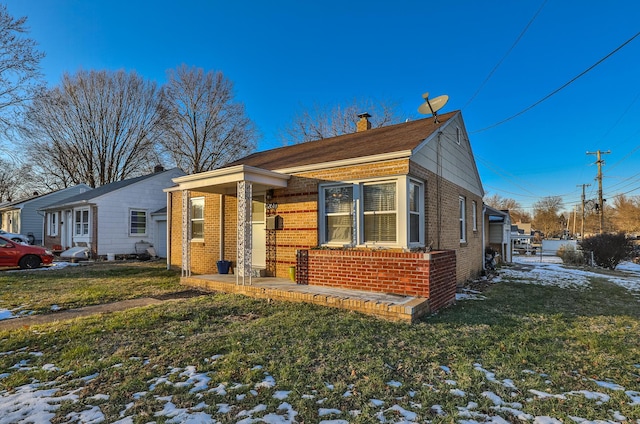 view of front of property featuring a yard