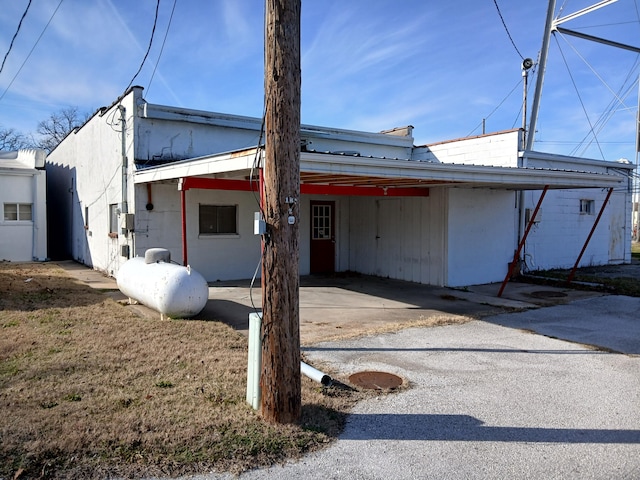 view of front of property featuring a carport