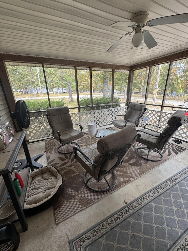 sunroom with ceiling fan