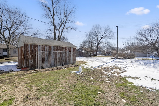 view of yard featuring an outdoor structure