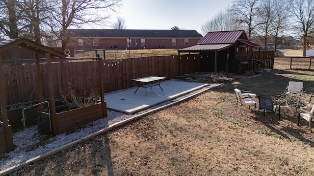 view of yard featuring a patio area