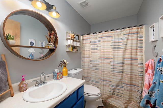 bathroom with curtained shower, toilet, and vanity