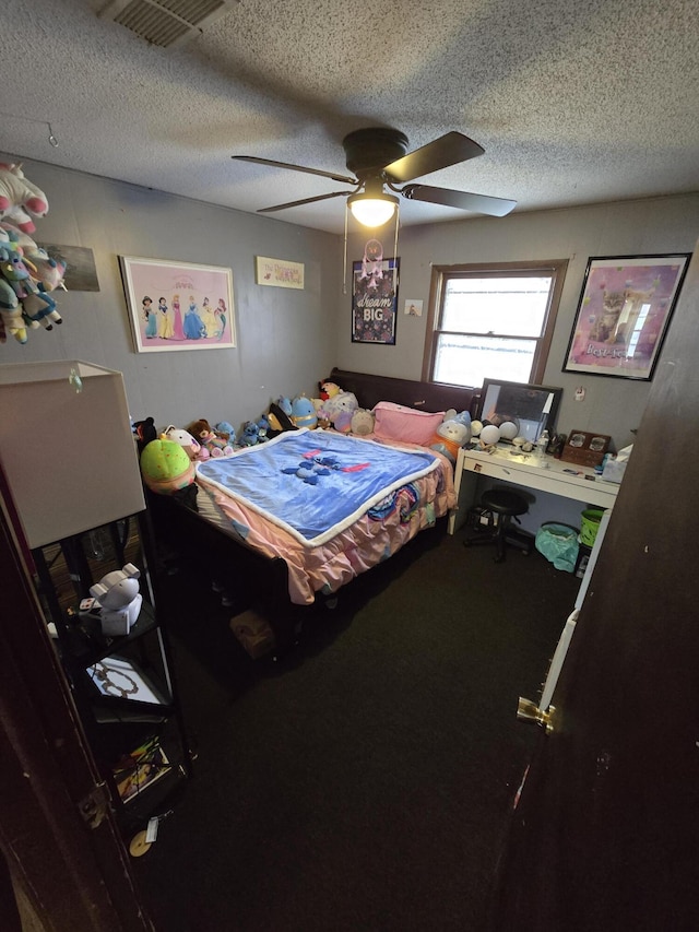 bedroom featuring ceiling fan and a textured ceiling