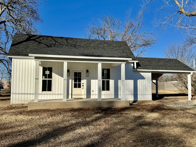 view of front of property featuring a porch