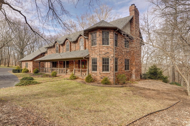 view of front facade featuring a front yard and covered porch