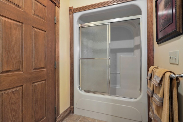 bathroom with combined bath / shower with glass door