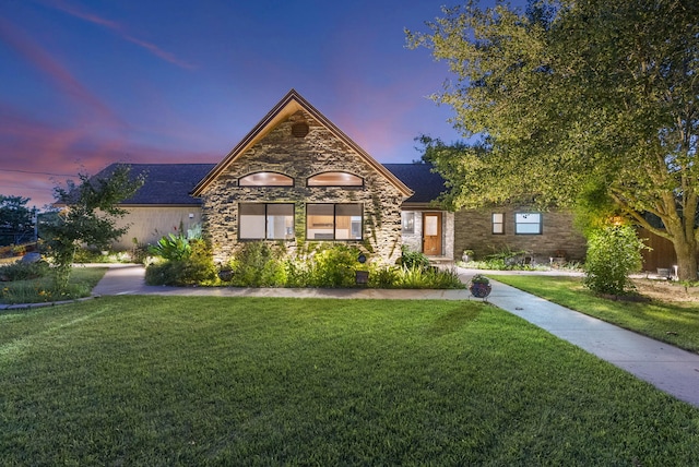 view of front of property featuring a lawn