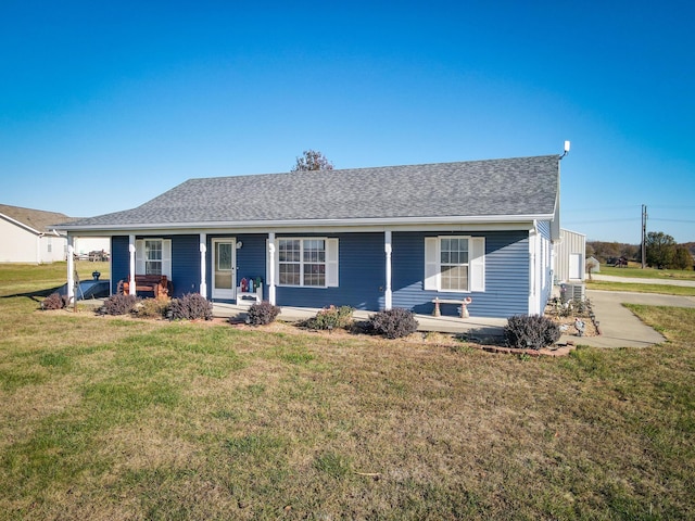 view of front of property featuring covered porch and a front yard