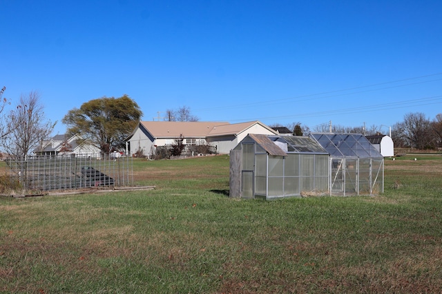 view of yard featuring an outbuilding