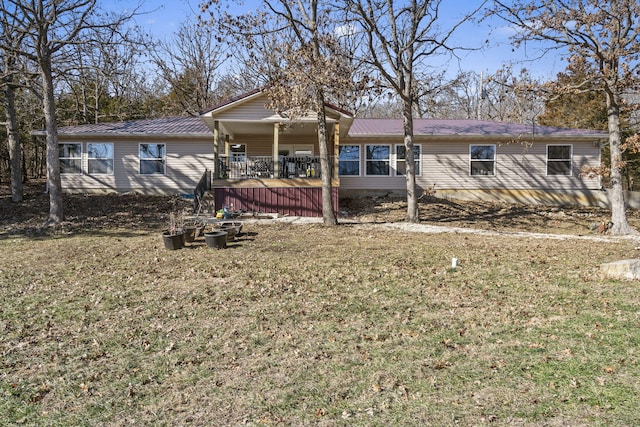 view of front of property featuring a front lawn