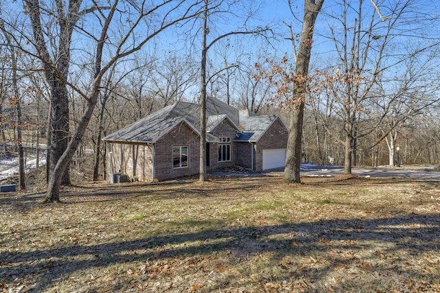 view of front of home featuring a garage and a front yard