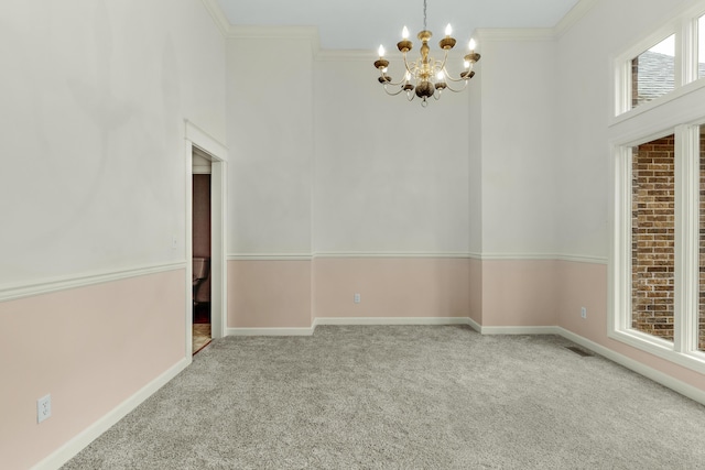 spare room featuring light carpet, crown molding, a high ceiling, and an inviting chandelier