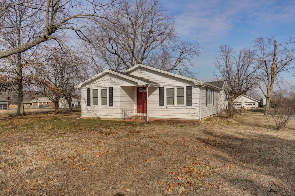 ranch-style house featuring a front lawn