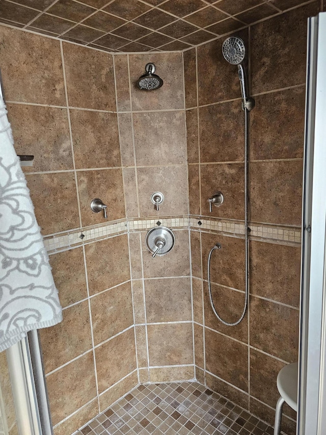 bathroom featuring tiled shower