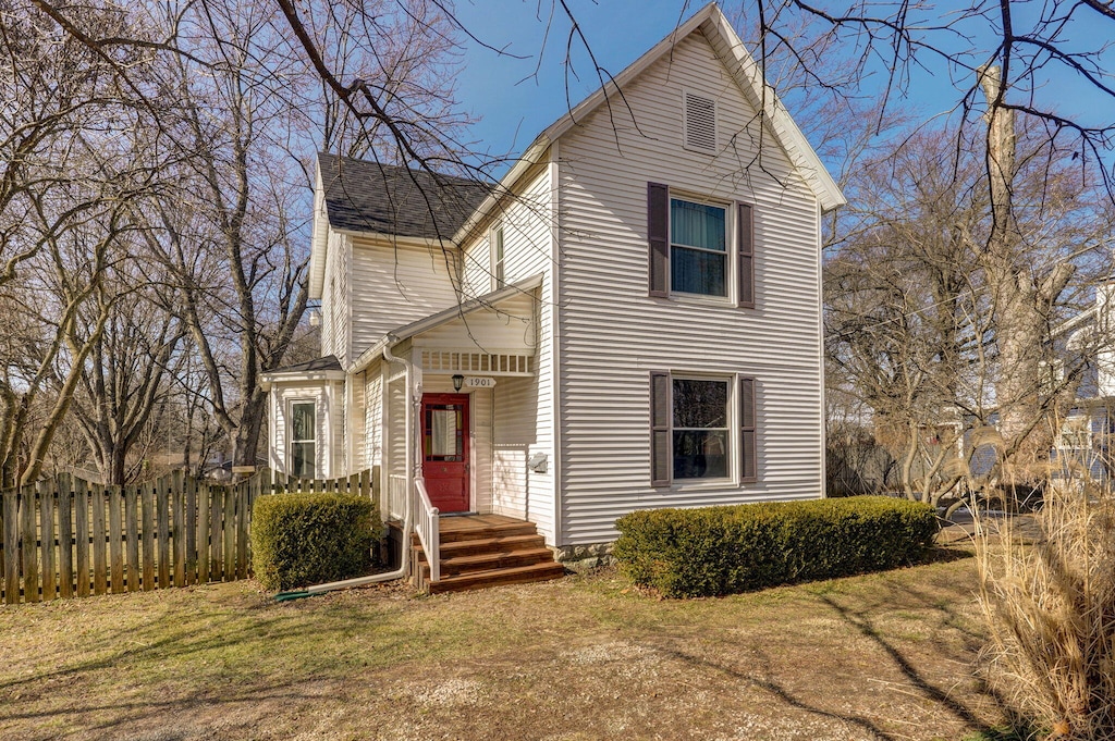 front facade featuring a front yard