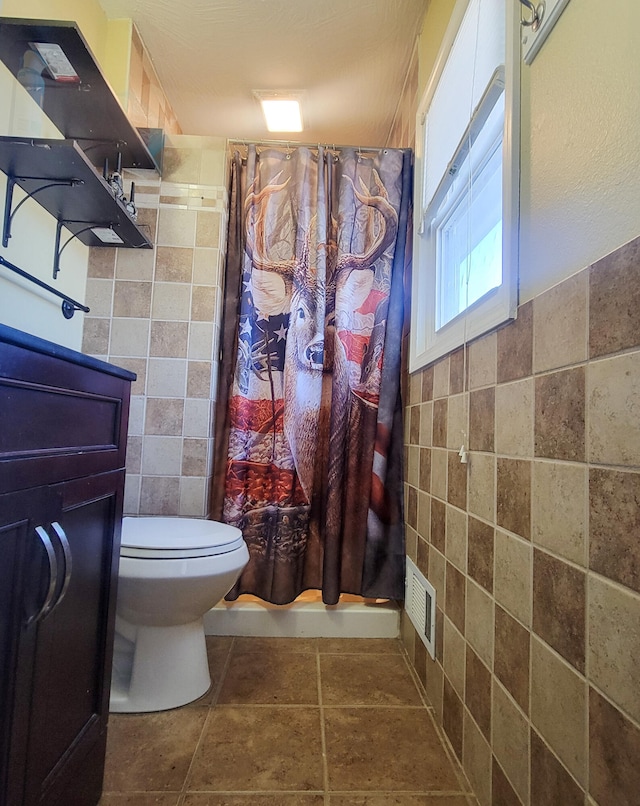 bathroom featuring toilet, tile walls, and shower / bath combo