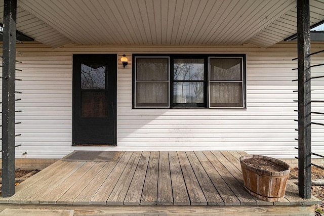 property entrance featuring a deck