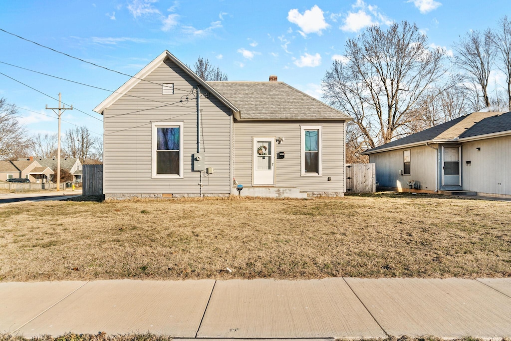 view of front of property with a front lawn