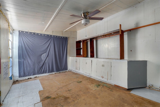 empty room featuring ceiling fan