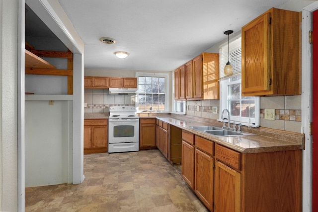 kitchen featuring decorative light fixtures, sink, electric range, and tasteful backsplash