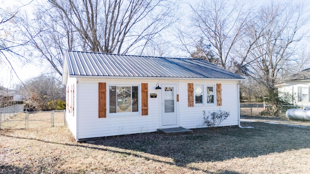 view of front facade featuring an outbuilding