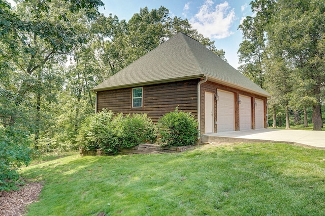 10350 Indian Ridge Ln, Carthage, MO 64836 - view of side of property featuring a yard, a shingled roof, and a garage