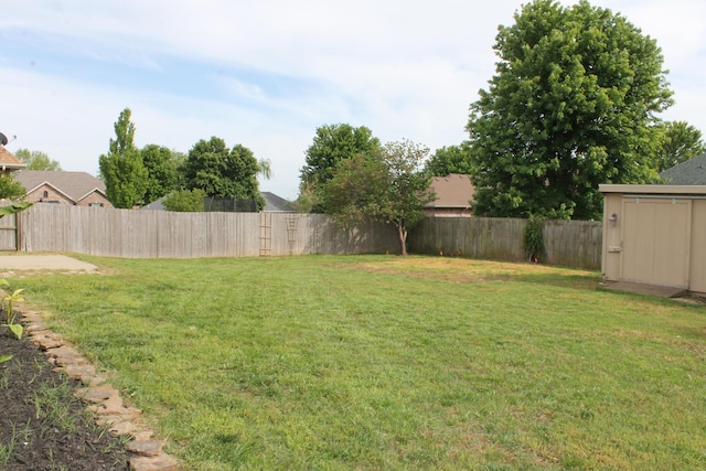 816 E Roubidoux St, Nixa, MO 65714 - view of yard with a storage unit and an outdoor structure