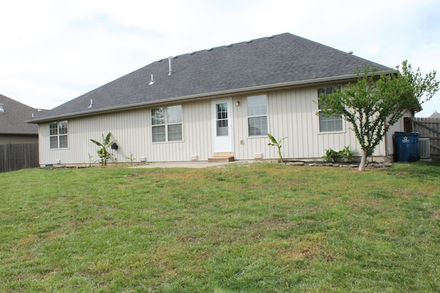 816 E Roubidoux St, Nixa, MO 65714 - rear view of house featuring roof with shingles and central AC