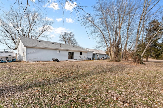 back of house featuring a yard