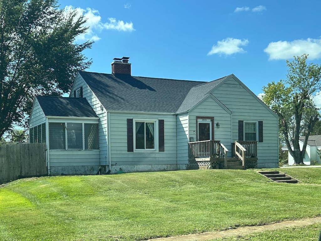 view of front of property featuring a front yard