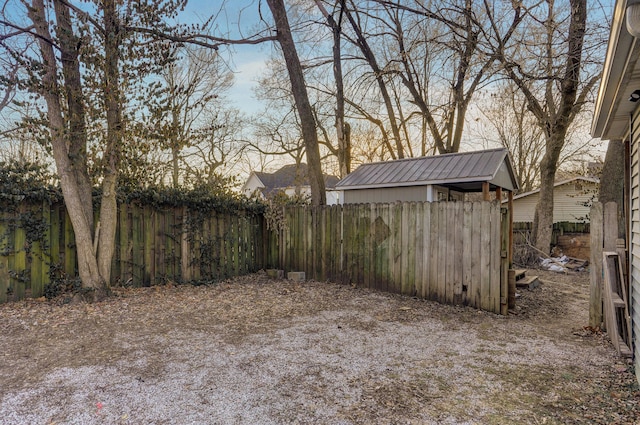 view of yard at dusk