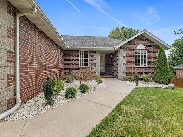 view of front of home featuring a front yard